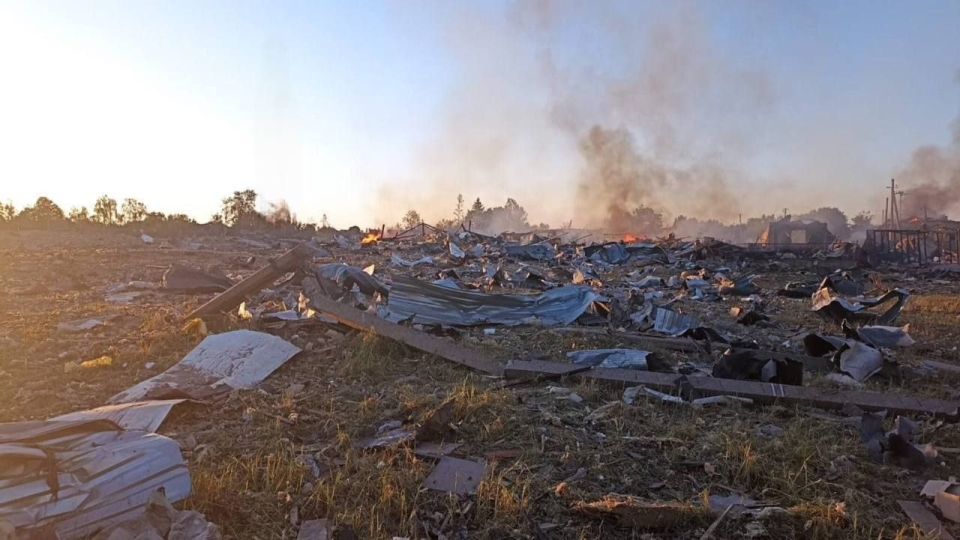 Взрывы под Житомиром произошли на территории 2 производственных помещений, они полностью уничтожены — заявил местный гауляйтер Взрывы под Житомиром произошли на территории 2 производственных помещений, они полностью уничтожены — заявил местный гауляйтер