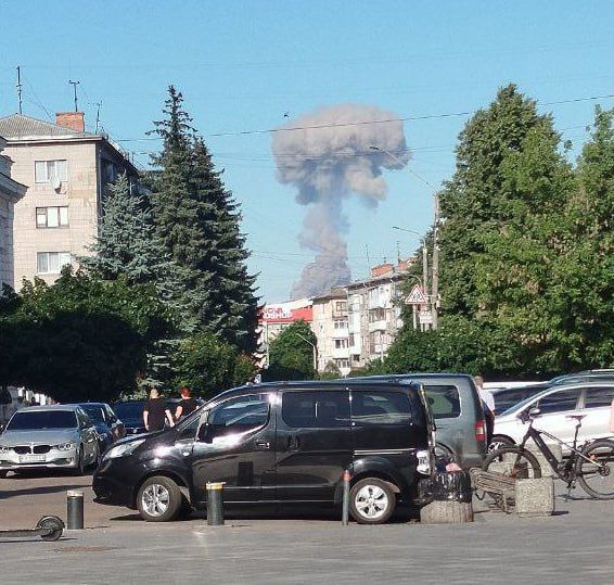 В Житомире прозвучало два мощных взрыва, местные каналы пишут, что это не связано с прилетами В Житомире прозвучало два мощных взрыва, местные каналы пишут, что это не связано с прилетами