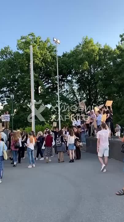 На Украине продолжается волна протестов против недавно принятого Верховной радой и подписанного Зеленским закона, значительно ограничивающего полномочия антикоррупционных органов страны — Национального антикоррупционного...
