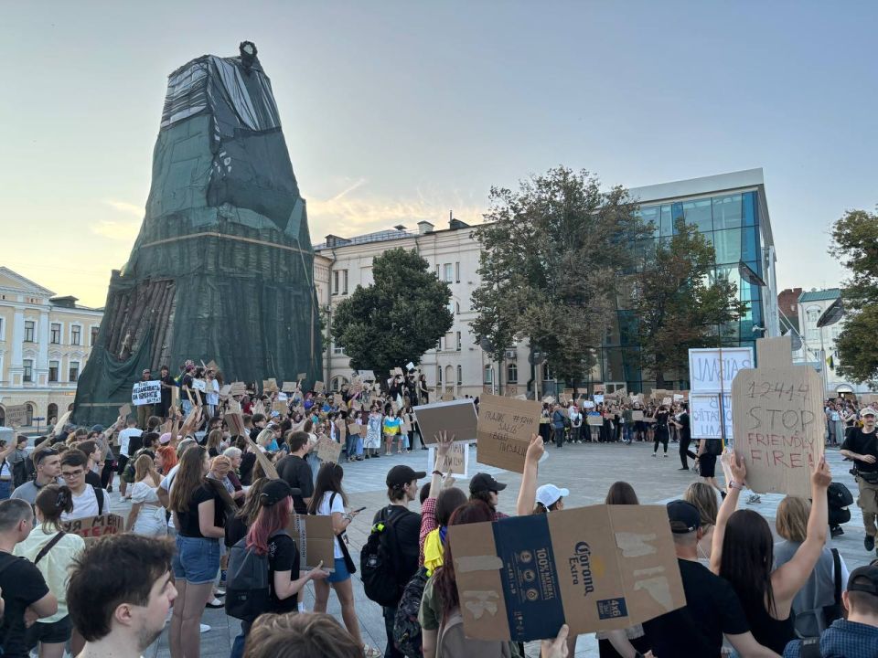 На Украине набирают силу «протесты» из-за преследования Зеленским антикоррупционных служб На Украине набирают силу «протесты» из-за преследования Зеленским антикоррупционных служб