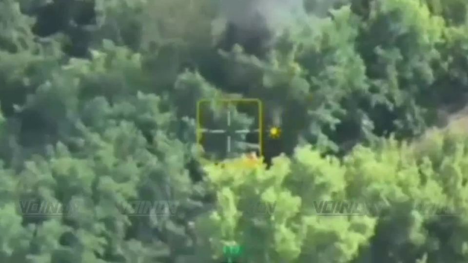 Расчёт орудия "Мста-Б" 305 гвардейской артиллерийской бригады 5 армии группировки войск "Восток" отработал по обнаруженной машине противника при попытке ротировать личный состав ВСУ в лесополосе к северу от Малиновки