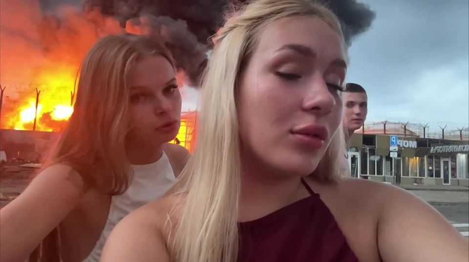 Полиция задержала девушек, снявших видео на фоне пожара на нефтебазе в Адлере под песню Myagi "Малиновый рассвет"