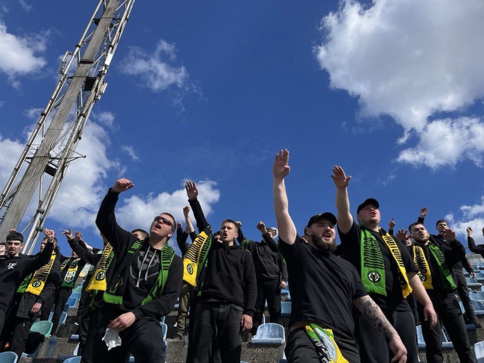 Болельщики житомирского клуба "радостно приветствуют" игроков перед матчем