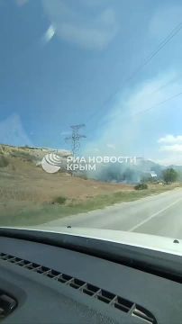 В Бахчисарайском районе на 200 "квадратах" горит сухая трава