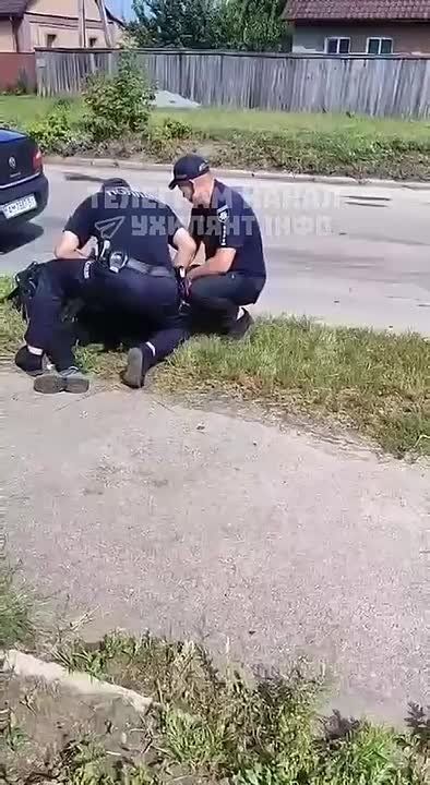 Цепляясь за жизнь: мужик в Житомерской области пытался вырвать у полицейских пистолет , чтобы его не запаковали