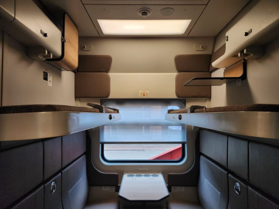 Новые вагоны габарита Т с удлиненными пассажирскими полками начнут курсировать между Москвой и Санкт-Петербургом уже в этом году, рассказал журналистам замгендиректора РЖД Иван Колесников в ходе железнодорожного салона... Новые вагоны габарита Т с удлиненными пассажирскими полками начнут курсировать между Москвой и Санкт-Петербургом уже в этом году, рассказал журналистам замгендиректора РЖД Иван Колесников в ходе железнодорожного салона...