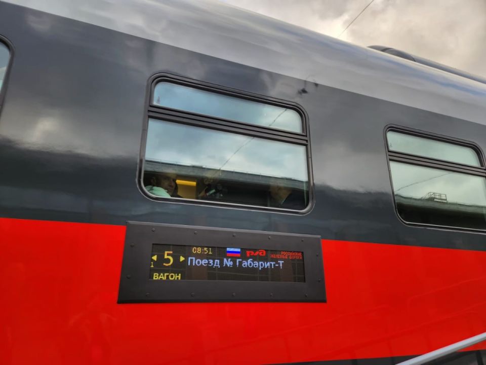 Новые вагоны габарита Т с удлиненными пассажирскими полками начнут курсировать между Москвой и Санкт-Петербургом уже в этом году, рассказал журналистам замгендиректора РЖД Иван Колесников в ходе железнодорожного салона... Новые вагоны габарита Т с удлиненными пассажирскими полками начнут курсировать между Москвой и Санкт-Петербургом уже в этом году, рассказал журналистам замгендиректора РЖД Иван Колесников в ходе железнодорожного салона...