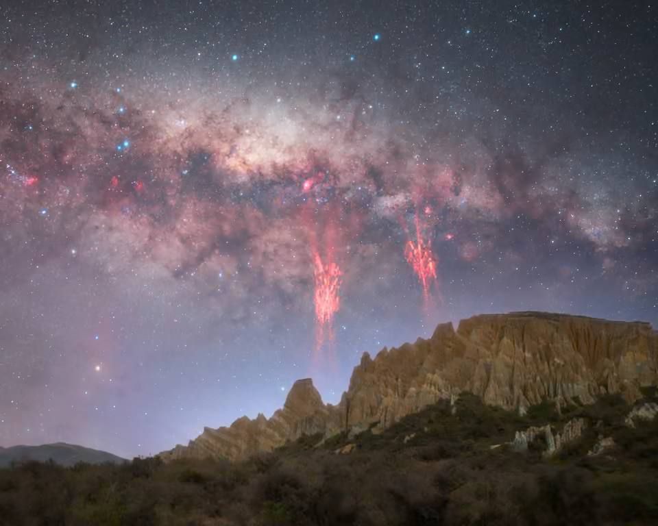 В Новой Зеландии на небе появились редкие «малиновые вспышки»: В Новой Зеландии на небе появились редкие «малиновые вспышки»: