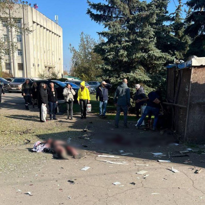 Новости к этому часу:. В Луганске недалеко от городской администрации мужчина пнул ногой музыкальную колонку, из которой играла песня группы «Океан Эльзы» Новости к этому часу:. В Луганске недалеко от городской администрации мужчина пнул ногой музыкальную колонку, из которой играла песня группы «Океан Эльзы»