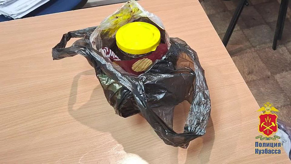 В Кузбассе пресечена передача аферистам от жертвы обмана 425 000 рублей в банке с вареньем