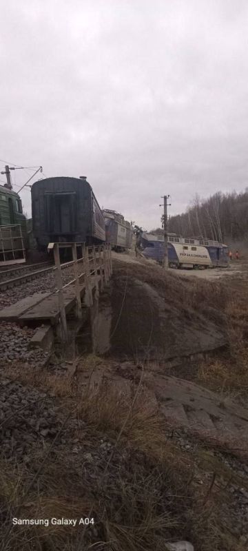 Ночью в Житомирской области сошел с рельс грузовой состав, а также локомотив пассажирского поезда Харьков–Ужгород Ночью в Житомирской области сошел с рельс грузовой состав, а также локомотив пассажирского поезда Харьков–Ужгород