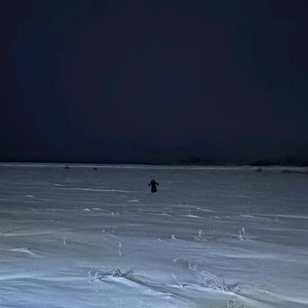 Спасатели на спине вынесли бабушку, застрявшую в сугробе в Новосибирской области Спасатели на спине вынесли бабушку, застрявшую в сугробе в Новосибирской области