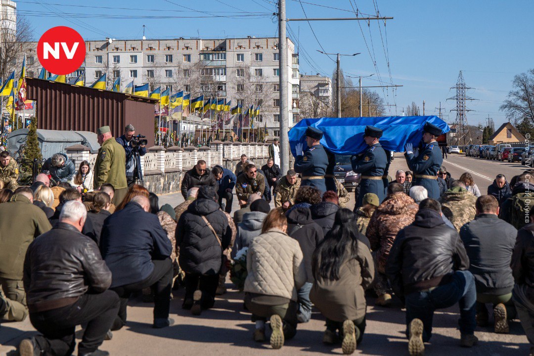 На колени: На Украине закопали сбитого полковника Довгача На колени: На Украине закопали сбитого полковника Довгача