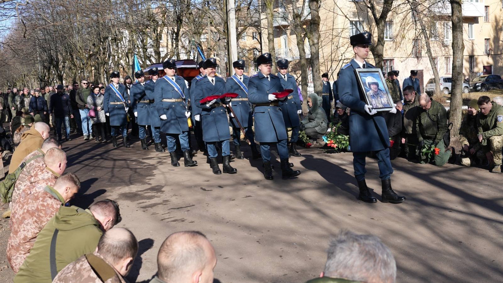 На колени: На Украине закопали сбитого полковника Довгача На колени: На Украине закопали сбитого полковника Довгача