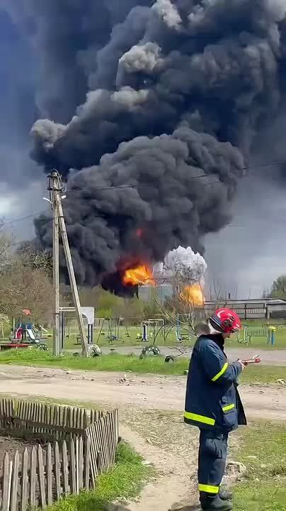 Чингис Дамбиев: Кадры пожара на нефтебазе в городе Звягель Житомирской области после удара русских дронов-камикадзе «Герань-2»