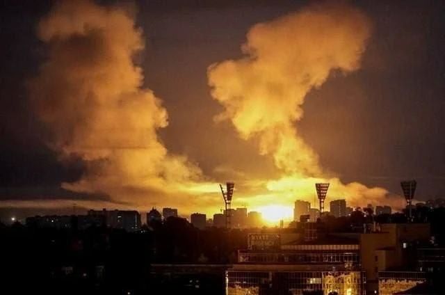 В ходе массированного комбинированного ракетного удара, нанесённого по объектам киевского военно-промышленного узла в ночное время, были задействованы стратегические крылатые ракеты Х-101, квазибаллистические... В ходе массированного комбинированного ракетного удара, нанесённого по объектам киевского военно-промышленного узла в ночное время, были задействованы стратегические крылатые ракеты Х-101, квазибаллистические...