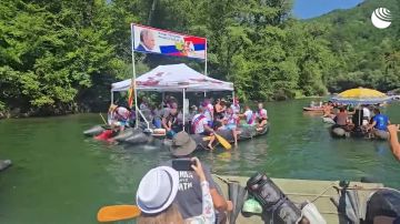Большой плакат с портретом Путина подняли участники ежегодной регаты в Сербии