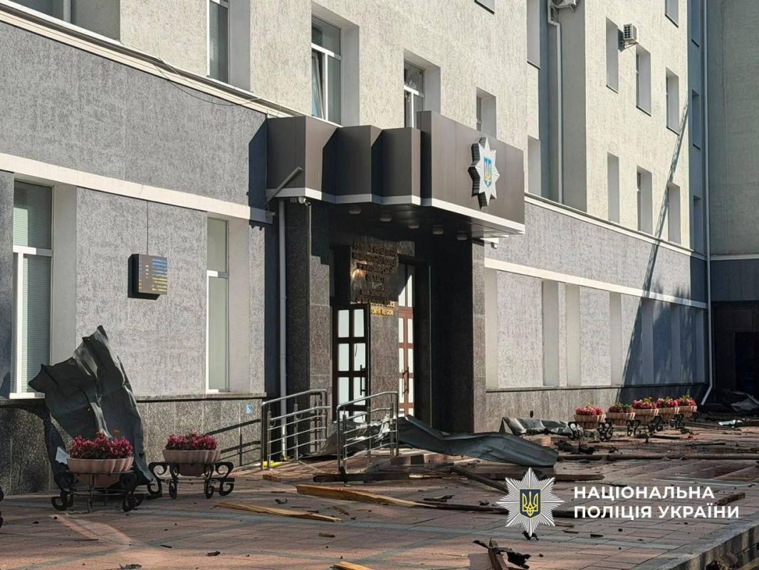 Двое полицейских погибли, по меньшей мере 20 человек пострадали в результате удара по зданию ГУ Нацполиции в Житомирской области Двое полицейских погибли, по меньшей мере 20 человек пострадали в результате удара по зданию ГУ Нацполиции в Житомирской области