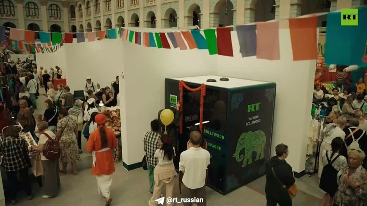 Стенд RT с караоке-будкой вызвал огромный ажиотаж на фестивале «День Индии — 2026» в московском Гостином Дворе, который проходил с 20 по 23 августа