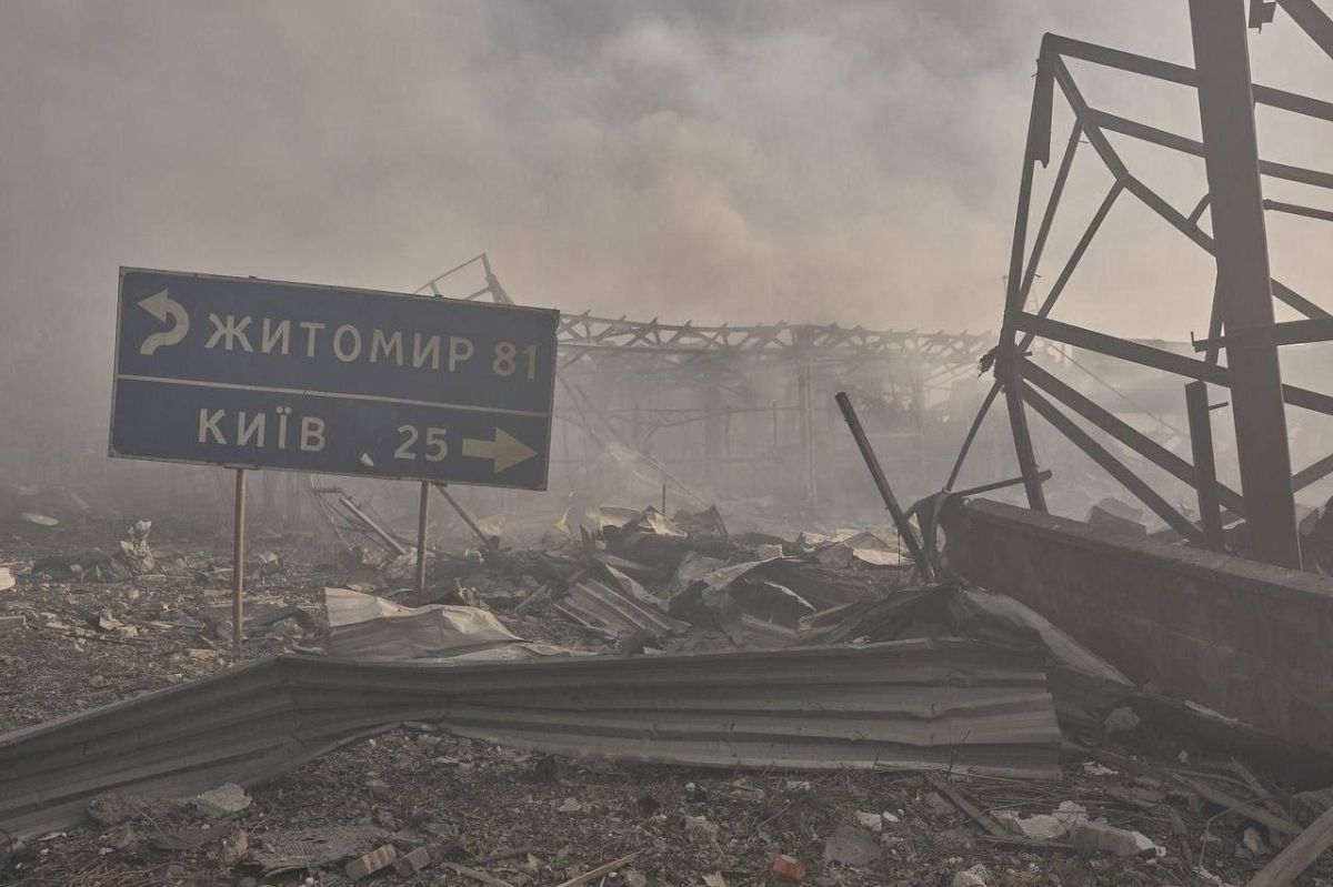 Последствия прилетов по военным складам между Киевом и Житомиром