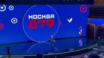 Владимир Путин поздравил москвичей и всех россиян с 879-летием столицы