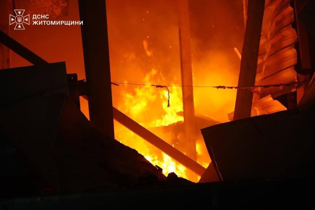 Последствия прилета по складскому и производственному зданиям в Коростенском районе Житомирской области Последствия прилета по складскому и производственному зданиям в Коростенском районе Житомирской области