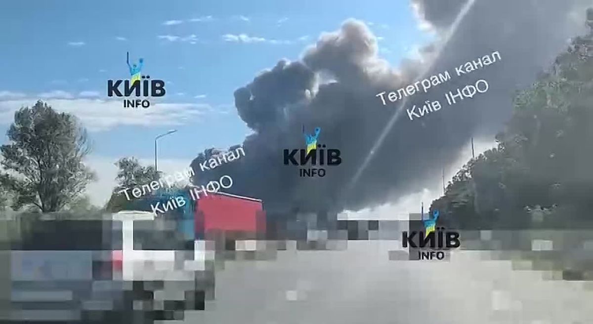 Масштабный пожар в районе Броваров под Киевом после прилета
