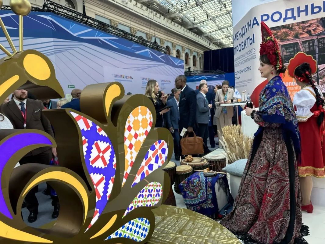 На полях саммита «Россия — Африка» открылся стенд Россотрудничества и АНО «Евразия» На полях саммита «Россия — Африка» открылся стенд Россотрудничества и АНО «Евразия»