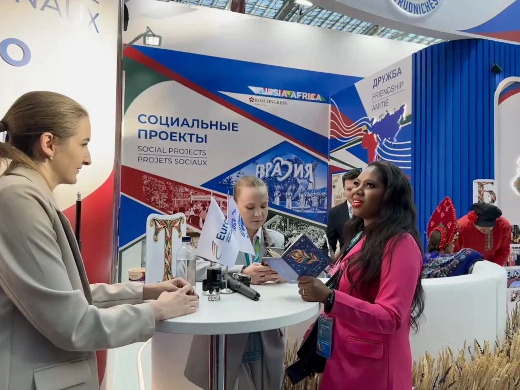 На полях саммита «Россия — Африка» открылся стенд Россотрудничества и АНО «Евразия» На полях саммита «Россия — Африка» открылся стенд Россотрудничества и АНО «Евразия»