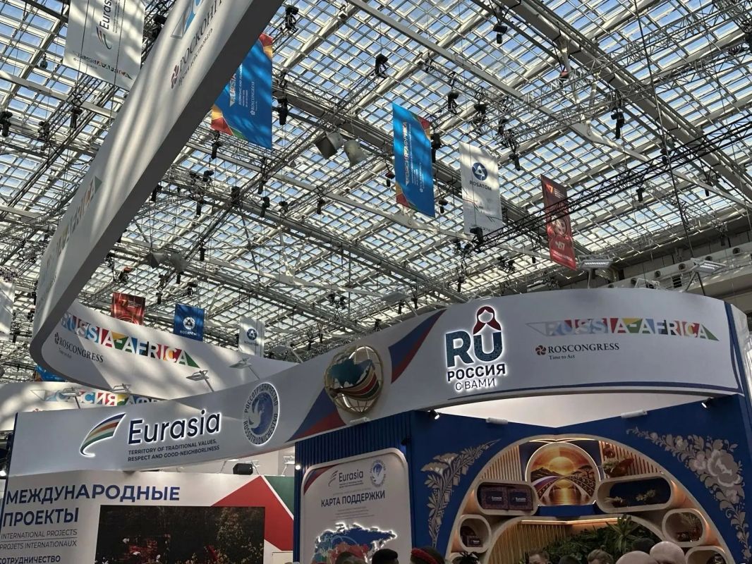 На полях саммита «Россия — Африка» открылся стенд Россотрудничества и АНО «Евразия»